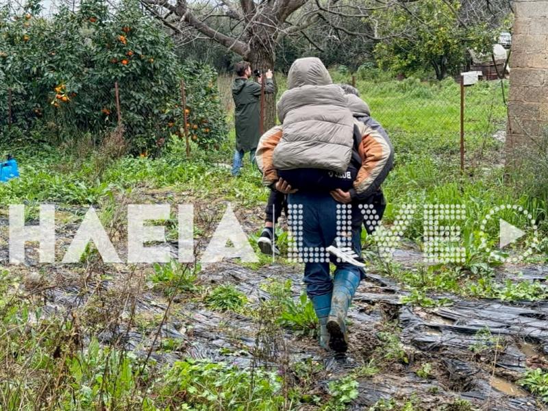 Κακοκαιρία στην Ηλεία: Γονείς πήραν στην πλάτη τα παιδιά για να πάνε σχολείο (εικόνες)