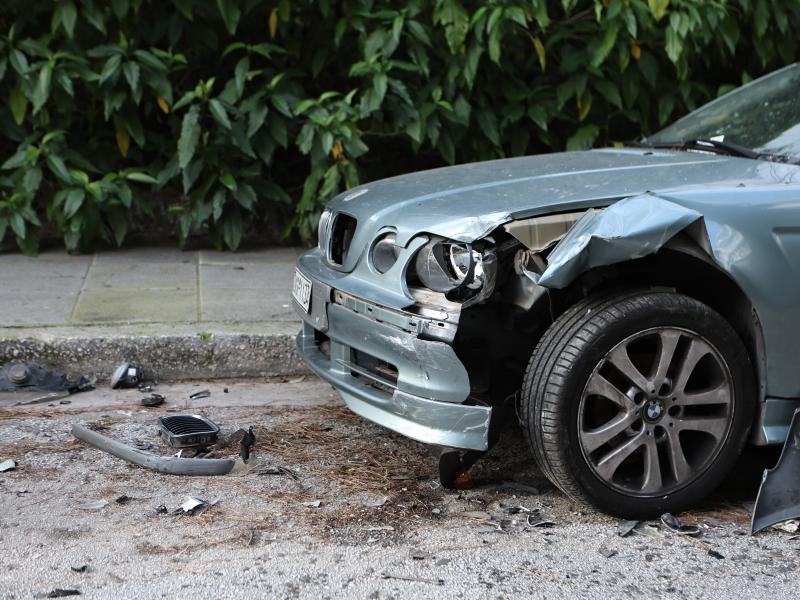 Κολωνάκι: Συνελήφθη μεθυσμένη τραγουδίστρια - Τράκαρε παρκαρισμένα ΙΧ (φωτογραφίες)