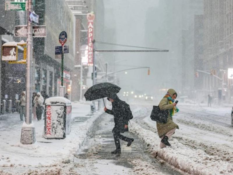Σε κατάσταση έκτακτης ανάγκης η Νέα Υόρκη – Η πόλη «θάβεται» κάτω από θηριώδη κυκλώνα – βόμβα 