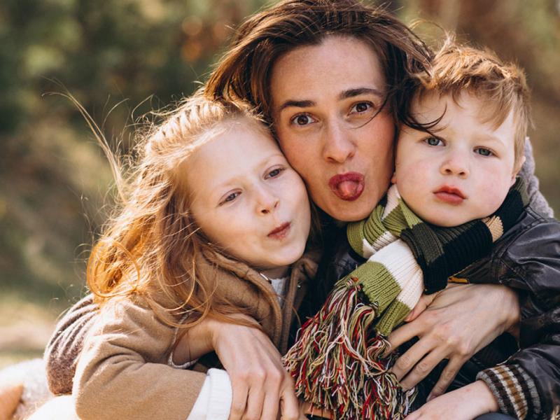 Ψυχολογία: Οι εγκεφαλικές αλλαγές που φέρνει το δεύτερο παιδί