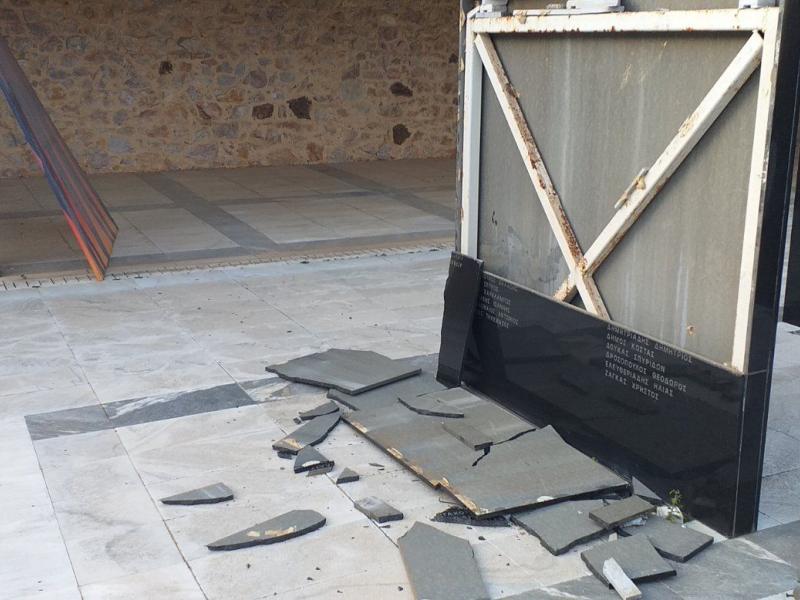 Καισαριανή: Νεοναζί Βανδάλισαν το μνημείο των 200 κομμουνιστών λίγες ώρες μετά τις φωτογραφίες