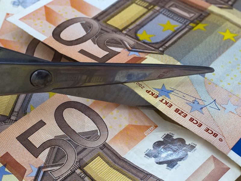 Συντάξεις χηρείας: «Κρυφή» μείωση 110€ τον μήνα για 300.000 δικαιούχους