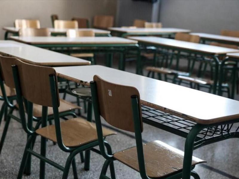 αίθουσα με θρανία σε σχολείο