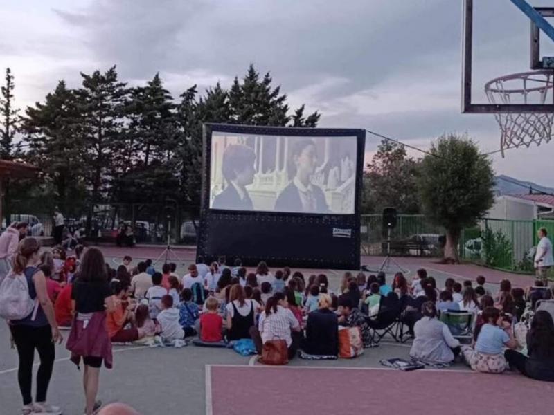προβολή ταινία σε σχολείο
