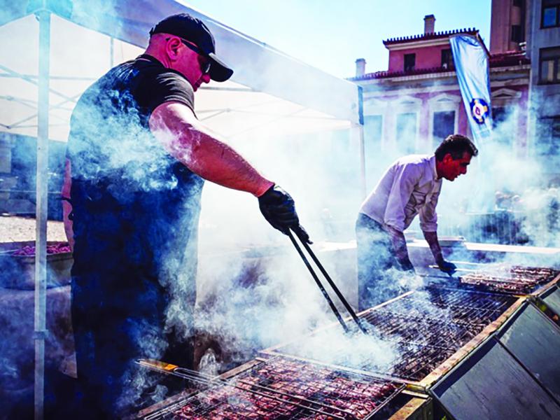 Τσικνοπέμπτη 2026: Τι συμβαίνει σήμερα στα σχολεία – Το «θρίλερ» με ψησταριές και άτυπη ημιαργία