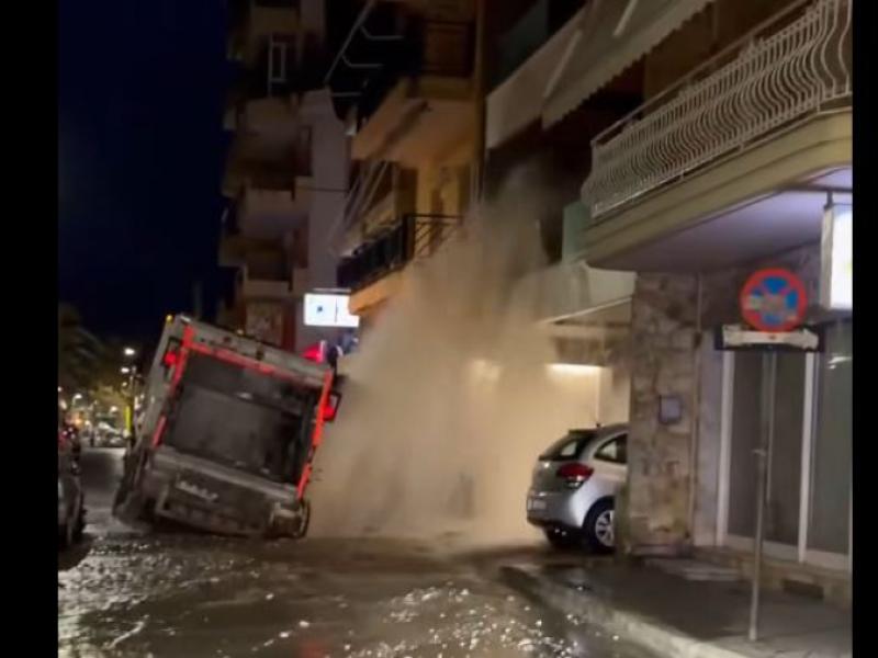 Ξάνθη: Aπορριμματοφόρο «έλουσε» διαμέρισμα όταν υποχώρησε ο δρόμος (βίντεο)