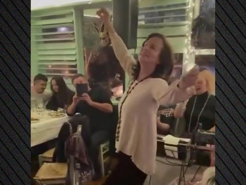Η πρώην Υπ.Παιδείας Άννα Διαμαντοπούλου χόρεψε ζεϊμπέκικο στην Κοζάνη (Βίντεο)