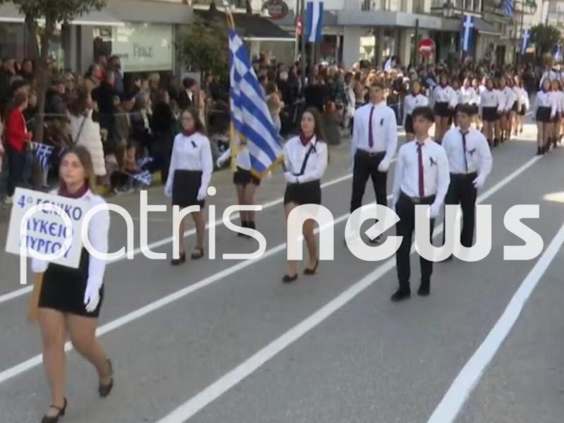 Πύργος: Μαθητές του 4ου ΓΕΛ παρέλασαν με μαύρες κορδέλες τιμώντας τον Μάκη που έχασε τη ζωή του