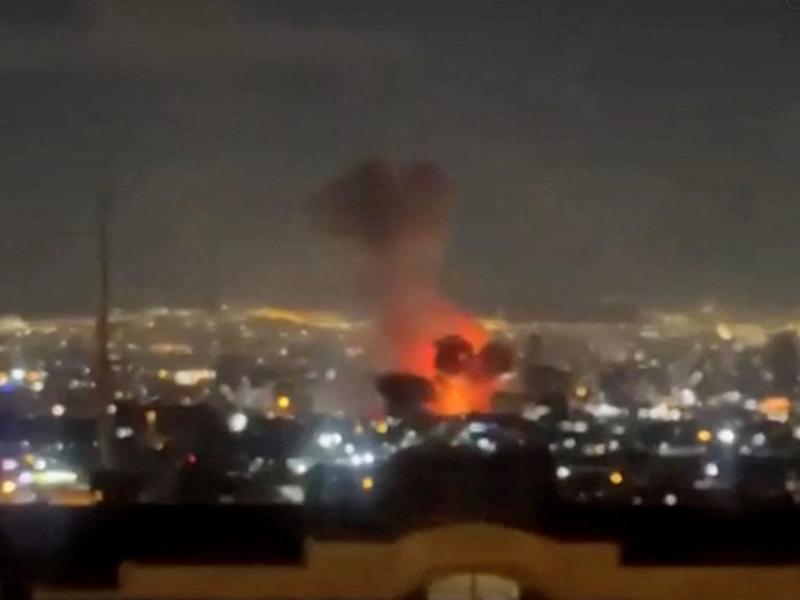 Τεχεράνη: Τεράστια πυρόσφαιρα κοντά στην κρατική ραδιοτηλεόραση – Στόχος πληγμάτων το κτίριο