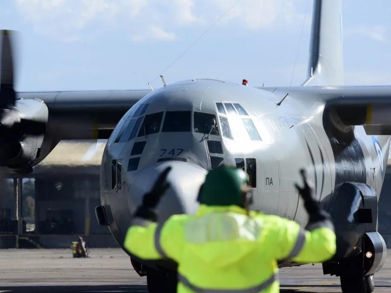 Ελευσίνα: Επαναπατρίστηκαν με C-130 οι 91 Έλληνες που είχαν εγκλωβιστεί στο Άμπου Ντάμπι