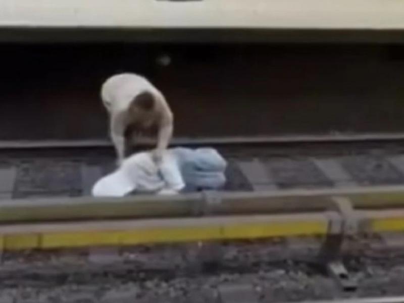 Σκηνές τρόμου στις Βρυξέλλες: Επιβάτες έσωσαν άνδρα που ξάπλωσε στις ράγες του μετρό