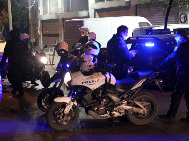 Ομάδα ΔΙΑΣ της Ελληνικής Αστυνομίας με μηχανή