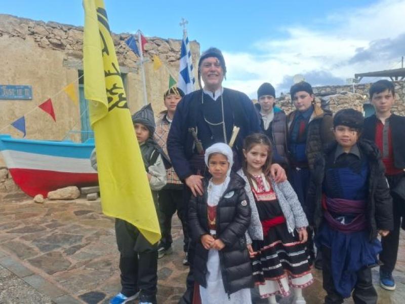 Γαύδος: Μαθητές από την Αττική «άνοιξαν» την παρέλαση στο νησί χωρίς μαθητές