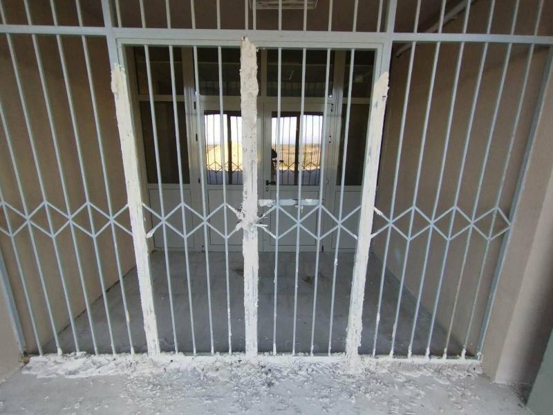 Βανδαλισμοί στο Γυμνάσιο Νέας Καλλικράτειας – Τσιμέντο σε πόρτες, σπασμένα τζάμια και συνθήματα