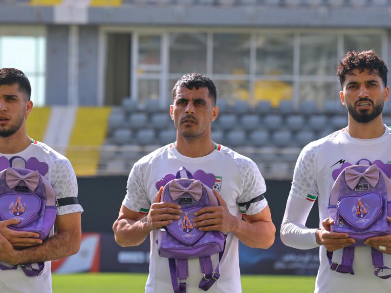 Εθνική Ιράν: Οι παίκτες κράτησαν σχολικές τσάντες για τη σφαγή στη Μινάμπ