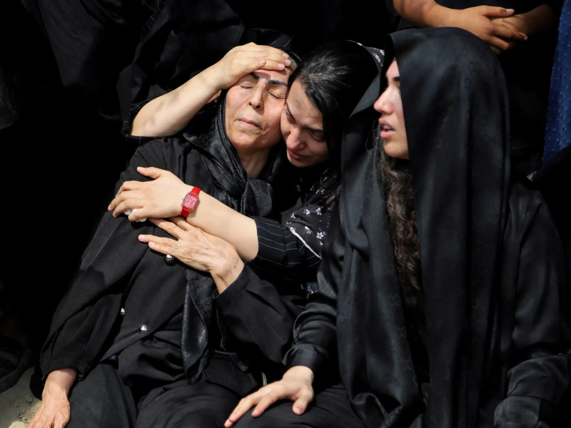 Μητέρα στο Ιράν κλαίει στην κηδεία της κόρης της που σκοτώθηκε σε σχολείο