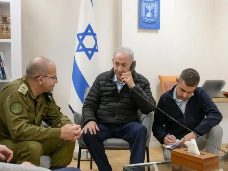 Νετανιάχου με στρατιωτικούς μιλάει, πίσω σημαία του Ισραήλ