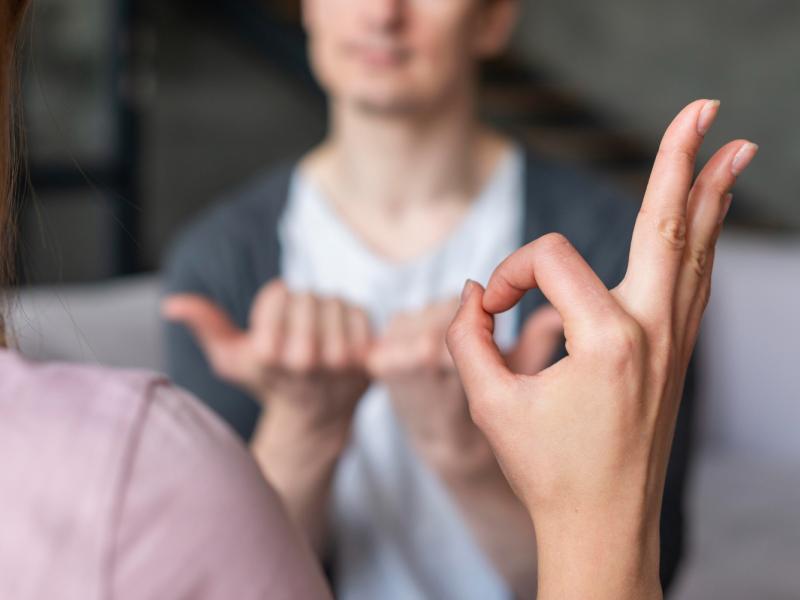 Νοηματική Γλώσσα: Η δεξιότητα που κάνει τη διαφορά στη σύγχρονη εκπαίδευση