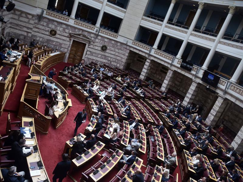 Βουλή - LIVE: Ψηφίζεται σήμερα το πολυνομοσχέδιο-«σκούπα» στην εκπαίδευση