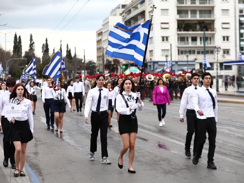 25η Μαρτίου: Μαθητές παρέλασαν στο Σύνταγμα (Φωτογραφίες-Βίντεο)