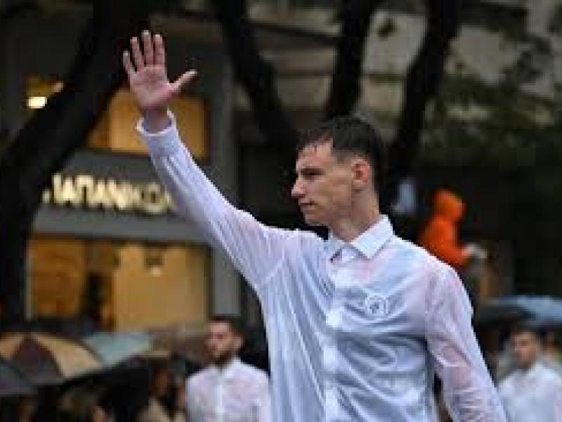 παρελαση υπο βροχή