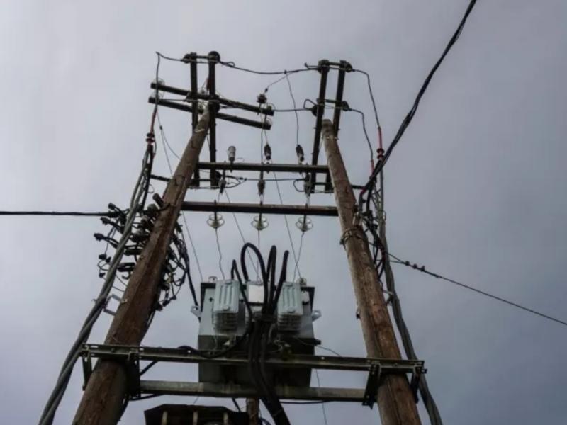 Κολώνα της ΔΕΗ και του ΔΕΔΔΗΕ με ρεύμα