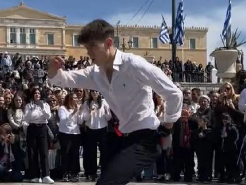 Ο νεαρός μαθητής Μάνθος χορεύει ζεϊμπέκικο στο Σύνταγμα