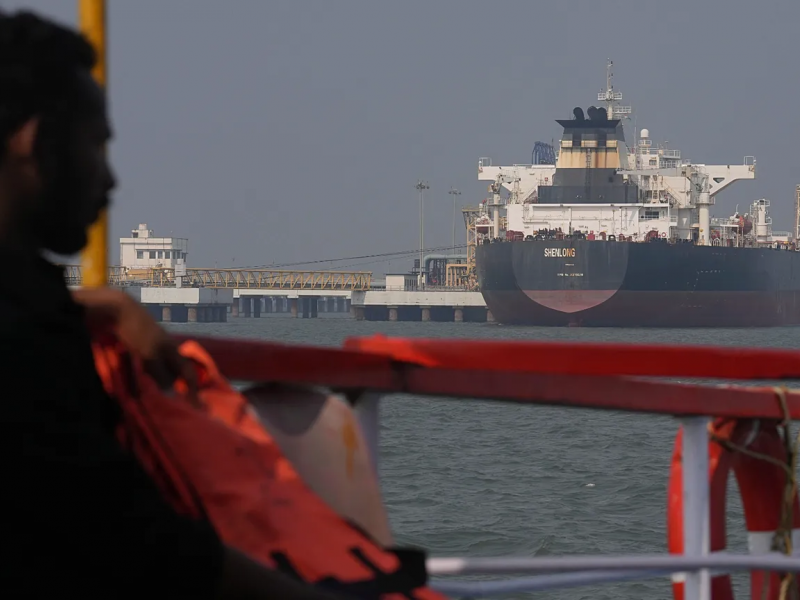 Πλοίο στα Στενά του Ορμούζ στο Ιράν