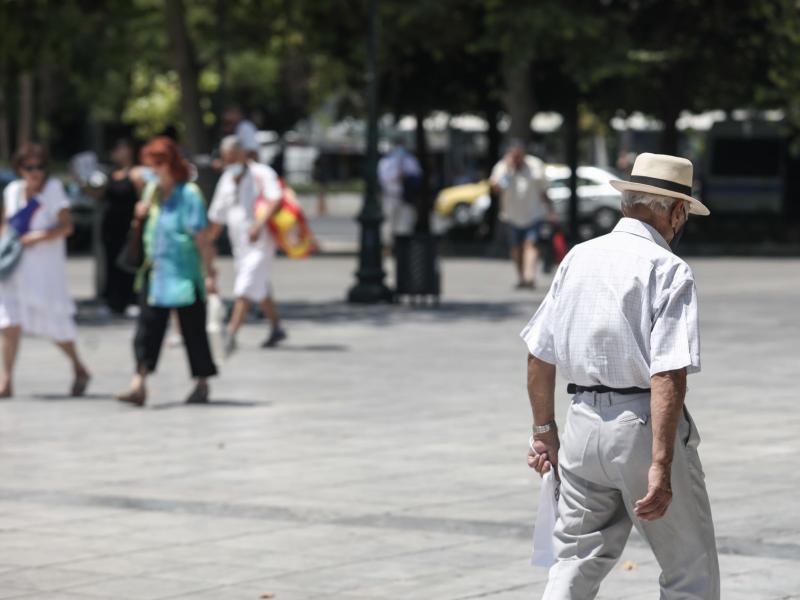 συνταξιούχος περπατάει στην πλατεία Συντάγματος