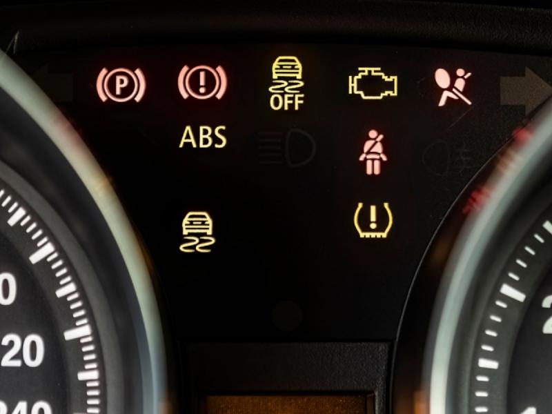 Αυτοκίνητο: Προσέξτε το μικρό βελάκι – Η απλή ένδειξη που όλοι παραβλέπουμε