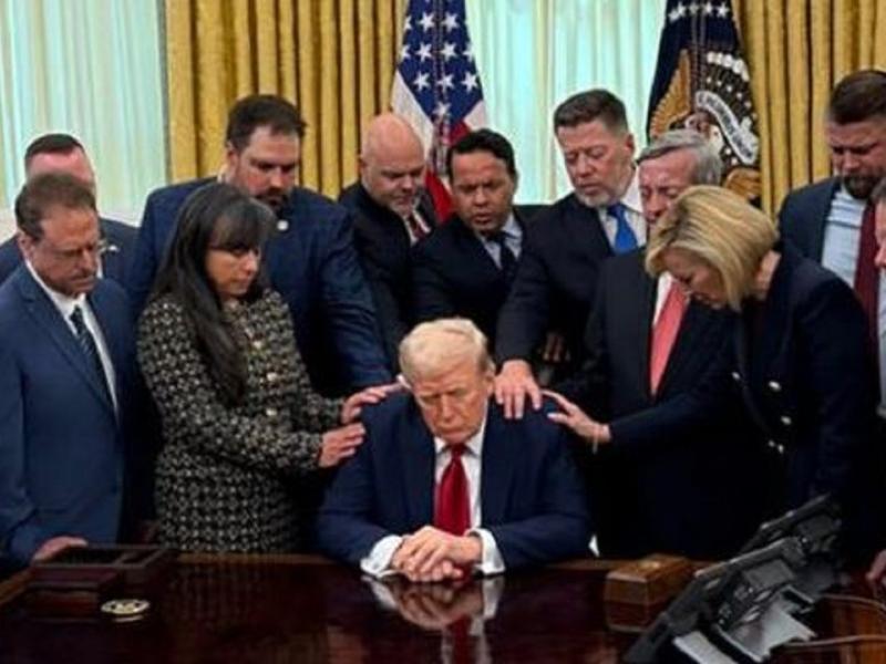 Πάστορες προσεύχονται γύρω από τον Τραμπ