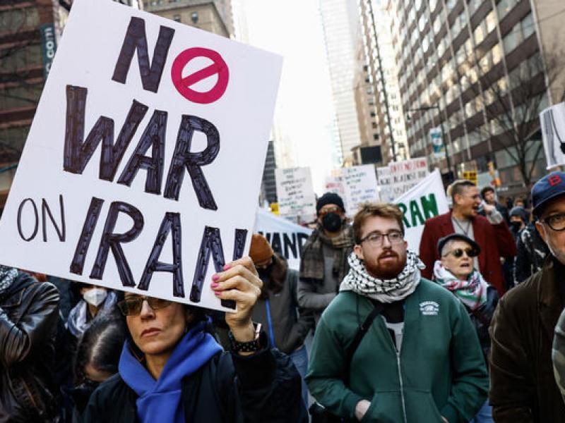 Διεθνές κύμα οργής κατά της στρατιωτικής επέμβασης στο Ιράν: Μαζικές διαδηλώσεις από τις ΗΠΑ ως την Ευρώπη