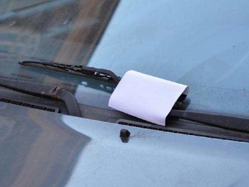 Αυτοκίνητο: Προσοχή στα… «αθώα» χαρτάκια στο παρμπρίζ - Πώς οι κλέφτες παγιδεύουν οδηγούς