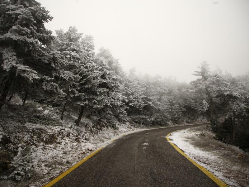 Χιονίζει τώρα στην Πάρνηθα (εικόνες)