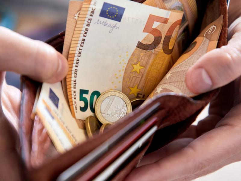 Χρήματα από τον μισθό σε πορτοφόλι