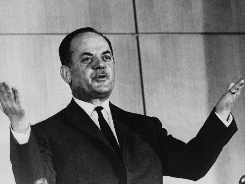 Σχολεία, εκπαιδευτικοί και μαθητές την περίοδο της Χούντας: Απαγορεύεται το συνομπρελίζεσθαι, το μινιφουστοφορείν και το οφρυοβλεφαρογράφειν