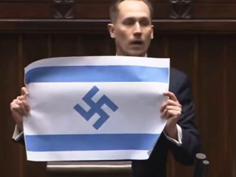 «Είναι το νέο τρίτο Ράιχ»: Πολωνός βουλευτής κράτησε σημαία του Ισραήλ με σβάστικα (Video)