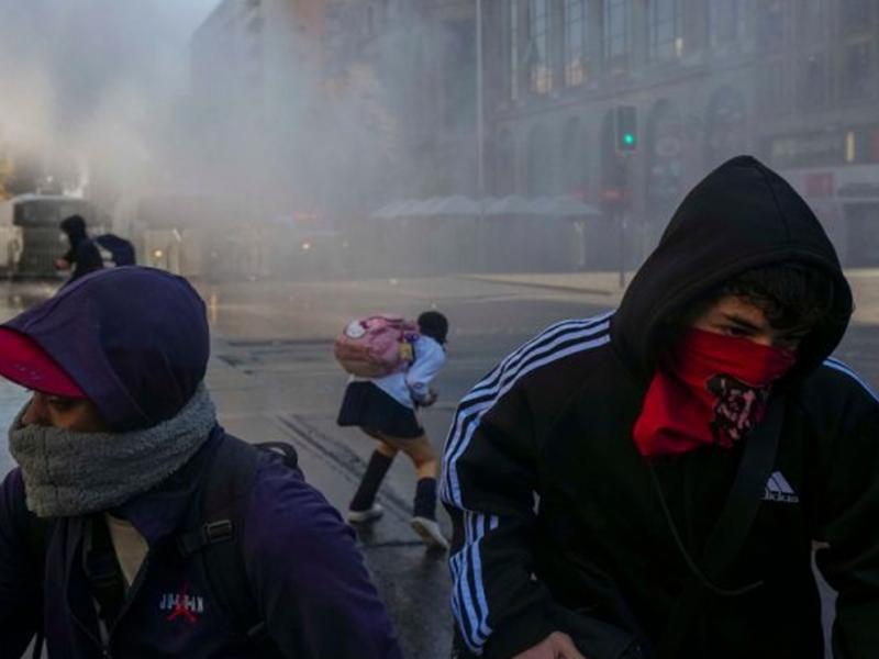 Μαθητές και φοιτητές στους δρόμους της Χιλής: Αντίδραση στις περικοπές και φόβος για το μέλλον της εκπαίδευσης