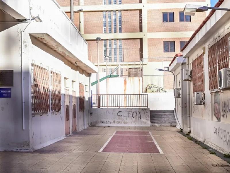 Διάρρηξη-σοκ σε σχολείο της Γλυφάδας: Άρπαξαν 8.000 ευρώ και υπολογιστές