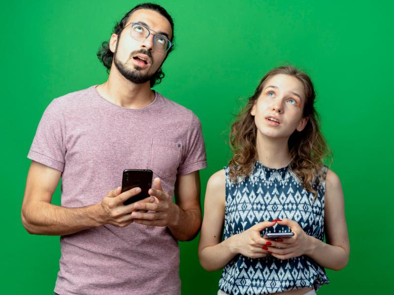 Λιγότερες λέξεις, λιγότερες στιγμές: Πώς η τεχνολογία αλλάζει τον τρόπο που μιλάμε