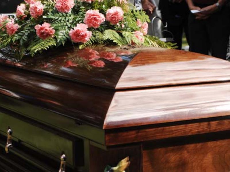 Σάλος σε κηδεία: Δύο «σύζυγοι» πιάστηκαν στα χέρια πάνω από το φέρετρο του κοινού τους εραστή