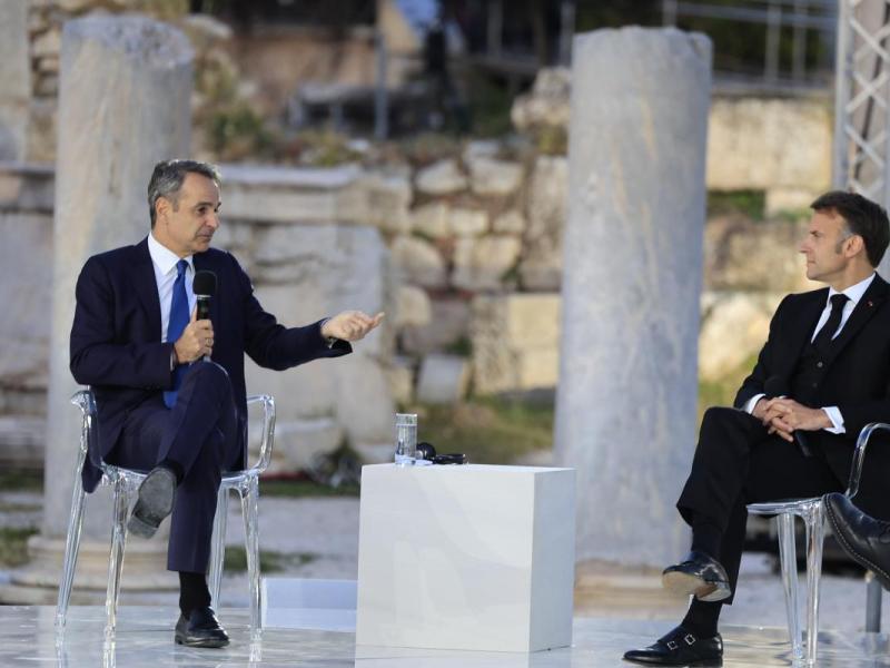 Ο Κυριάκος Μητσοτάκης και ο Εμανουέλ Μακρόν συζητούν στη Ρωμαϊκή Αγορά Αθηνών