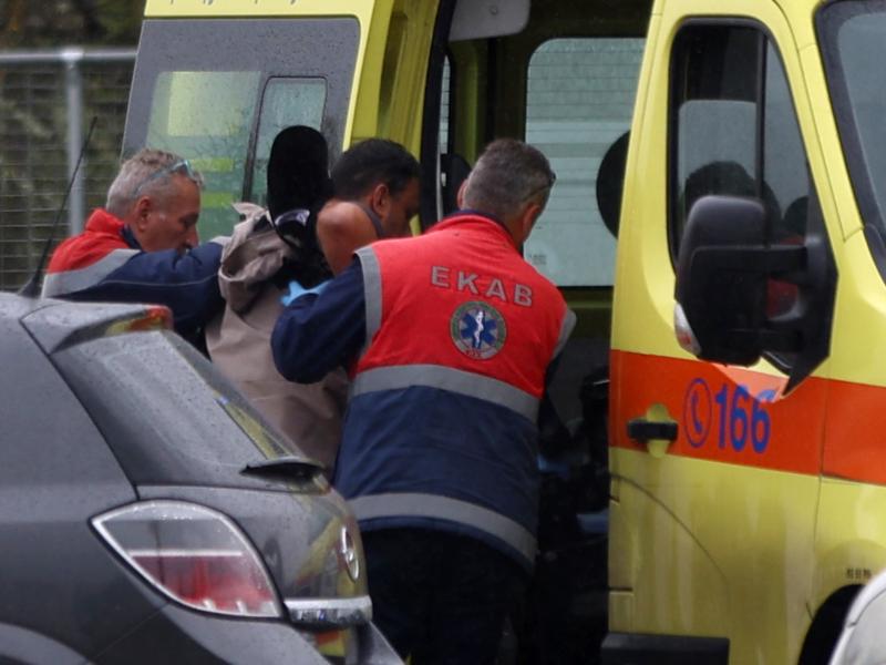 Δίκη για Τέμπη: Με ασθενοφόρο και σε αναπηρικό αμαξίδιο αποχώρησε ο Πάνος Ρούτσι