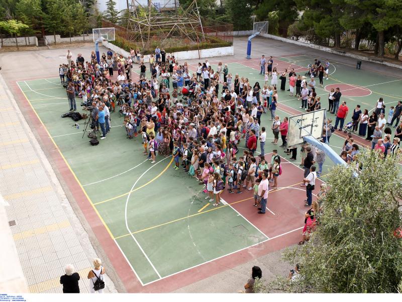 Ανοίγουν αύριο τα σχολεία - Τι αλλάζει στην πρωινή προσευχή