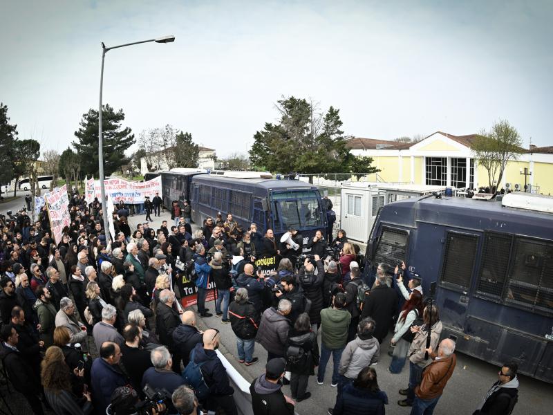 Τέμπη: Ξεκινά ξανά η δίκη μετά το φιάσκο με την αίθουσα