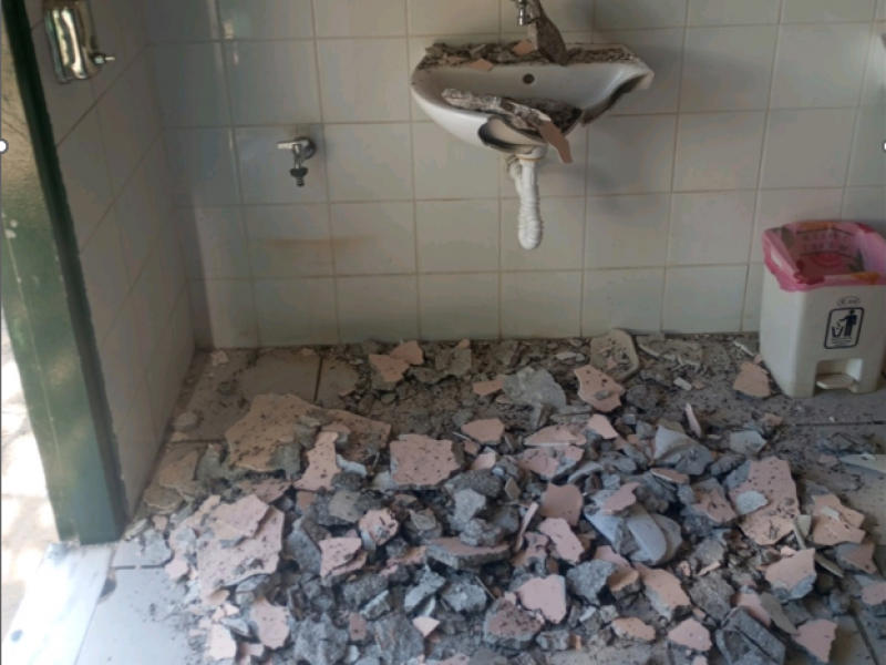 Κατέρρευσε το ταβάνι στις τουαλέτες σχολείου εν ώρα λειτουργίας