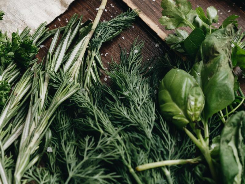 Βότανα στο πιάτο: Ποια μορφή δίνει περισσότερα οφέλη στην υγεία 