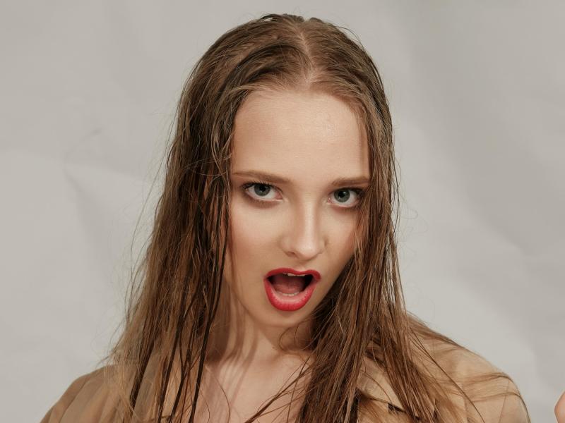 Βρεγμένα μαλλιά στο κρεβάτι: Κίνδυνοι που δεν φαντάζεστε