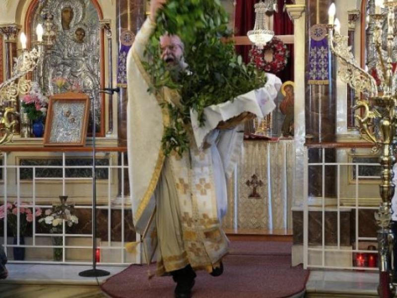 Η εντυπωσιακή πρώτη Ανάσταση στη Χίο από τον "ιπτάμενο" ιερέα που κάνει τον γύρο του διαδικτύου (Βίντεο) 