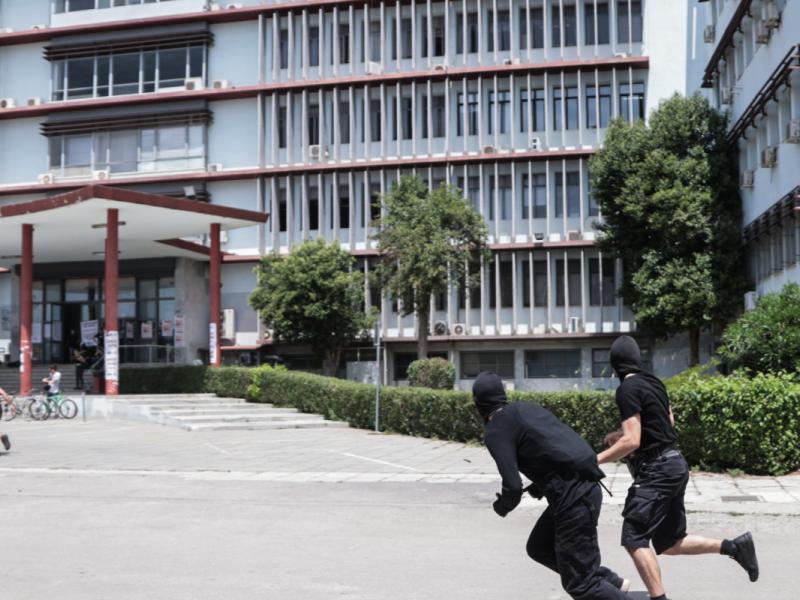 ΑΠΘ: Άγρια συμπλοκή αντιεξουσιαστών - ΕΑΑΚ, τραυματίες με σπασμένα πόδια και χέρια (Βίντεο)